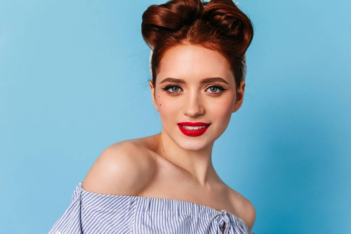 Step-by-step demonstration of formal hair elegance tips using U-pins and layered sectioning